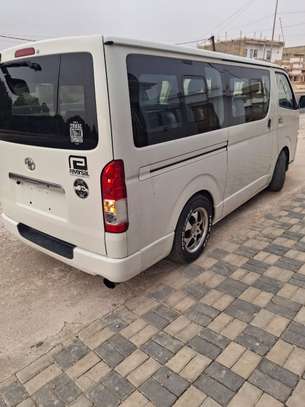Mini bus Hiace image 4