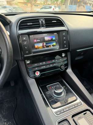 Jaguar f pace 2018 image 8