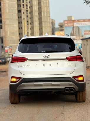Hybndai santa fe 2018 image 4