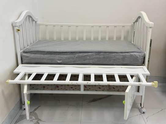 Berceau Bébé blanc avec rangement, moustiquaire et matelas image 2