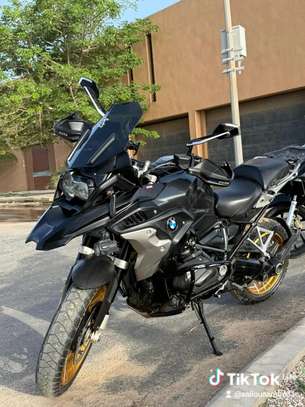 BMW R1250 GS 1250 cm³ noir mat moto d'aventure image 6