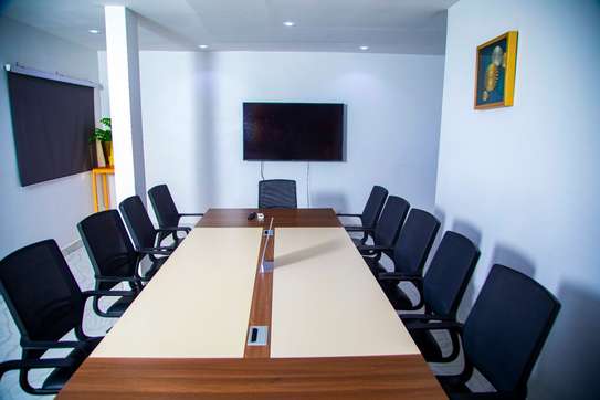Salle formation moderne équipée avec écran et mobilier image 4