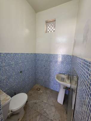 Magasin avec toilette à Liberté 5 (rue sans soleil) image 3