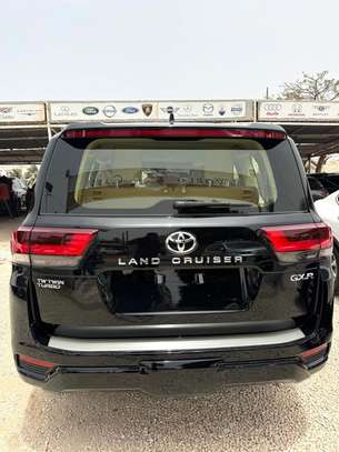 Toyota land cruiser LC300 image 6