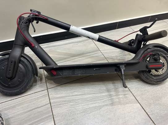 Trottinette électrique pliable noire urbaine image 3