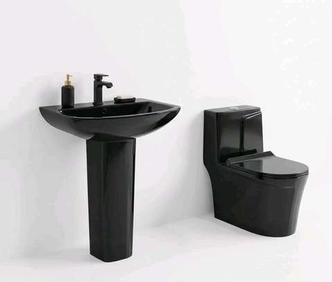 Ensemble toilette et lavabo blanc design moderne image 2