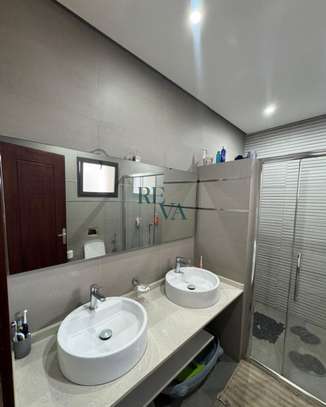 Appartement F4 de 197 m² à vendre au Point E image 3