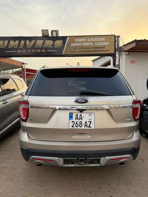 Ford Explorer XLT AWD image 2
