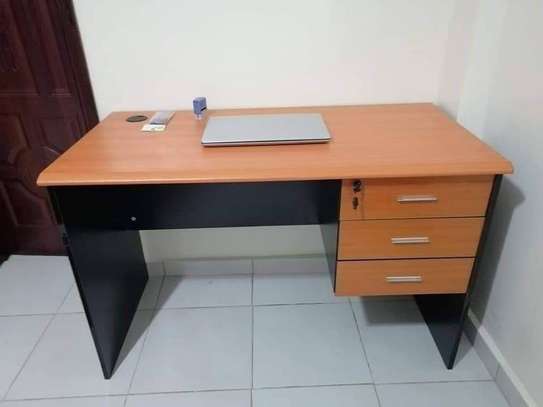 Bureau chêne foncé 1 porte 3 tiroirs MDF image 2