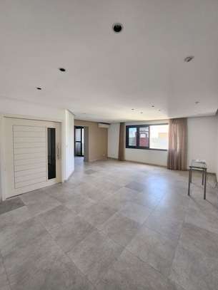 Appartement f4 haut standing au point E avec salle de sport image 2