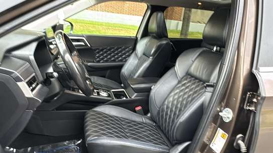 Mitsubishi Outlander image 4