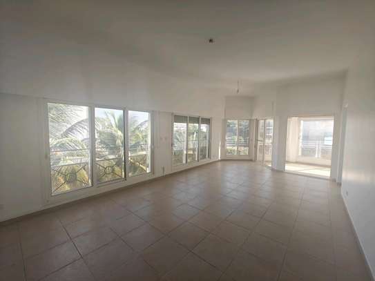 Appartement a louer point E image 2