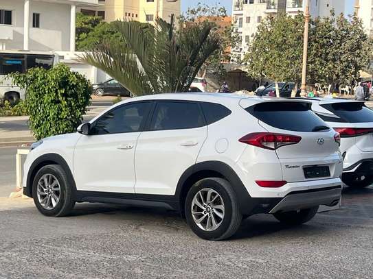 Hyundia Tucson image 3