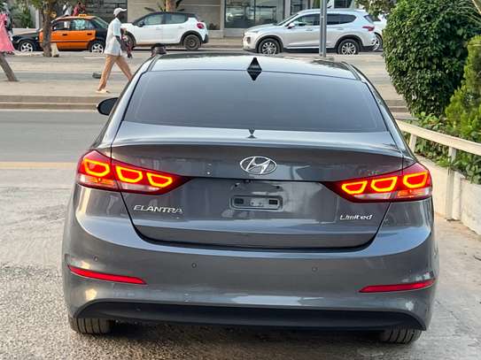 Hyundai Elantra Limited image 4