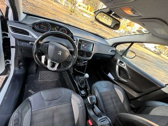 Peugeot 2008 SUV compact blanc jantes alliage image 4