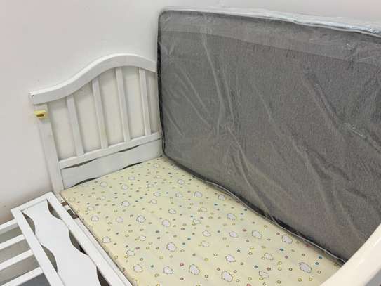 Berceau Bébé blanc avec rangement, moustiquaire et matelas image 3