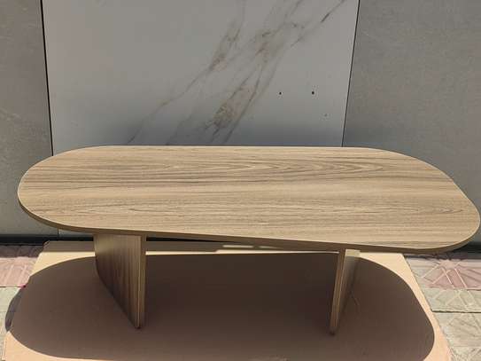 Table basse ovale bois clair compacte moderne image 2