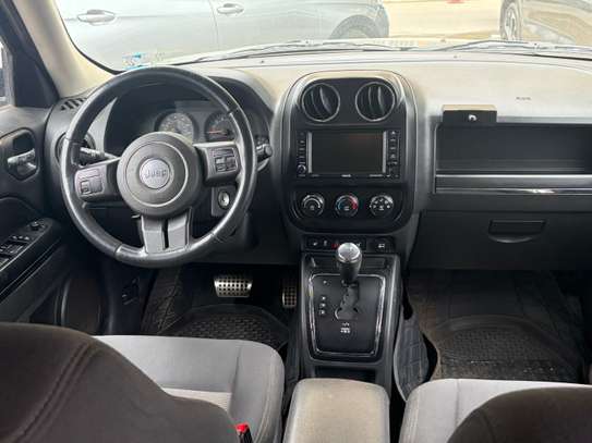 Jeep SUV noir patriot spacieux polyvalent et fiable image 4