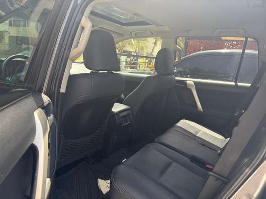 Toyota Land Cruiser 2022 SUV gris métallisé image 10