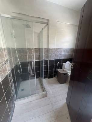 Belle villa vide F7 avec piscine à louer à Mermoz image 5
