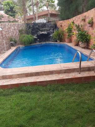 Villa avec piscine et jardin  à Louer aux Almadies image 6