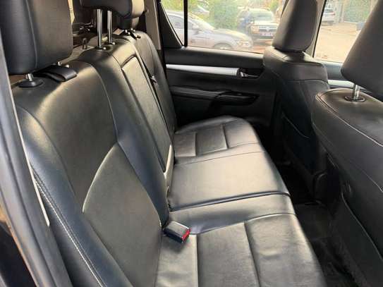 Toyota Hilux 2021 noir SUV pick-up pare-buffle image 8