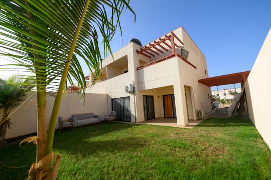 Villa familiale moderne avec jardin et loisirs image 2