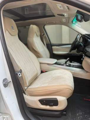 BMW X5 SUV blanc spacieux et performant image 8