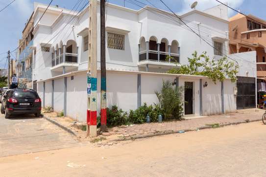 Villa d'angle R+1 à louer Mermoz Comico image 2