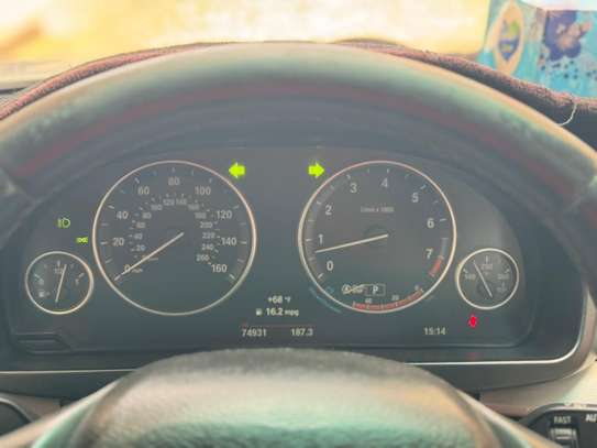 BMW X5 SUV blanc spacieux et performant image 5