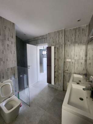 Appartement f4 haut standing au point E avec salle de sport image 4