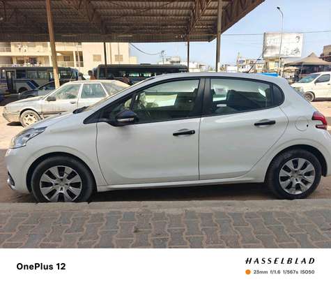 Peugeot 208 image 2