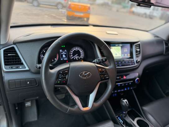 Hyundia Tucson image 8
