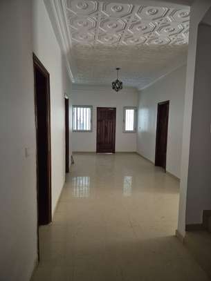 GRANDE VILLA  À LOUER AUX ALMADIES image 2