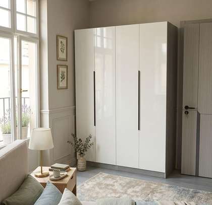 Armoire blanche 4 portes  tiroirs design moderne image 3