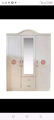 Armoire marron blanc et gris image 8