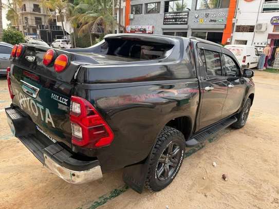 Toyota Hilux 2021 noir SUV pick-up pare-buffle image 6