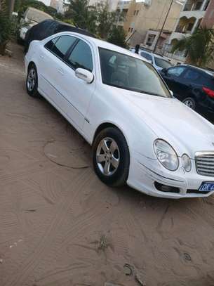 Mercedes Benz e220 image 3