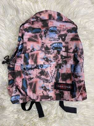 Eastpak sac à dos bleu motifs multicolores standard image 9