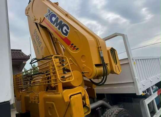 Camion grue SINOTRUK HOWO 8×4 image 4