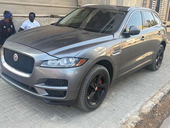 Jaguar F-Pace 2019 SUV gris métallisé image 2