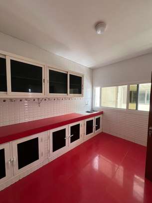 Villa R+2 5 chambres à la cité Mbackiyoufaye image 6