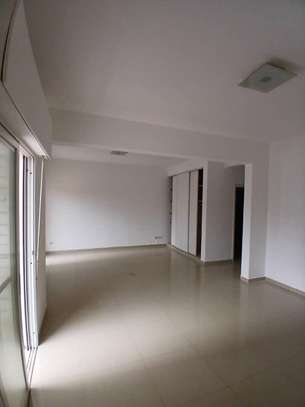 F4 de 135 m² à vendre cité Sipres VDN image 2