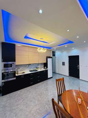 Chambre spacieuse avec climatisation et LED design image 10