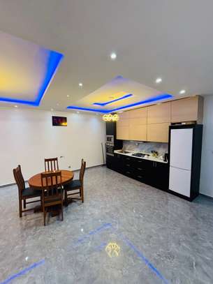 Chambre spacieuse avec climatisation et LED design image 11