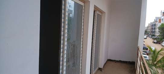 Appartement à Vendre Situé en face cité damel image 5
