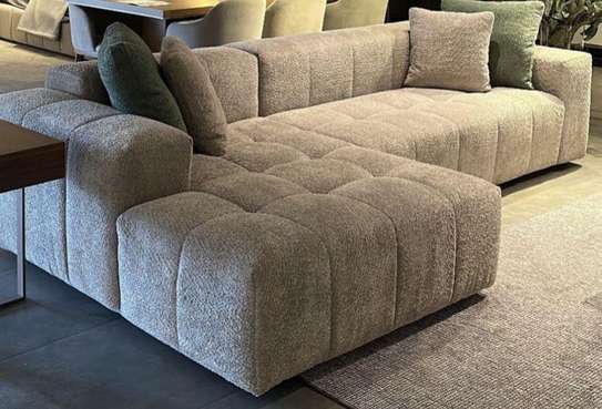 Canapé d'angle blanc cassé avec pouf orange design image 3
