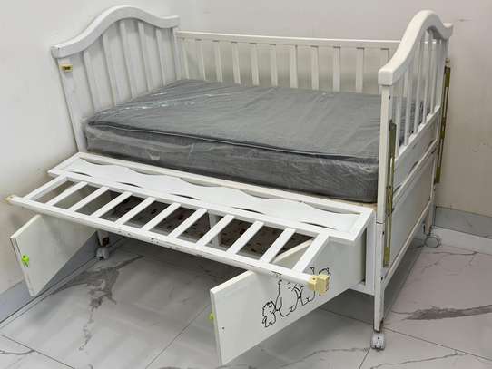 Berceau Bébé blanc avec rangement, moustiquaire et matelas image 5
