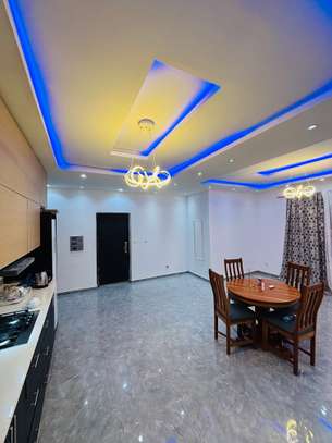 Chambre spacieuse avec climatisation et LED design image 3