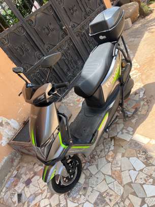 Moto Revoo image 2